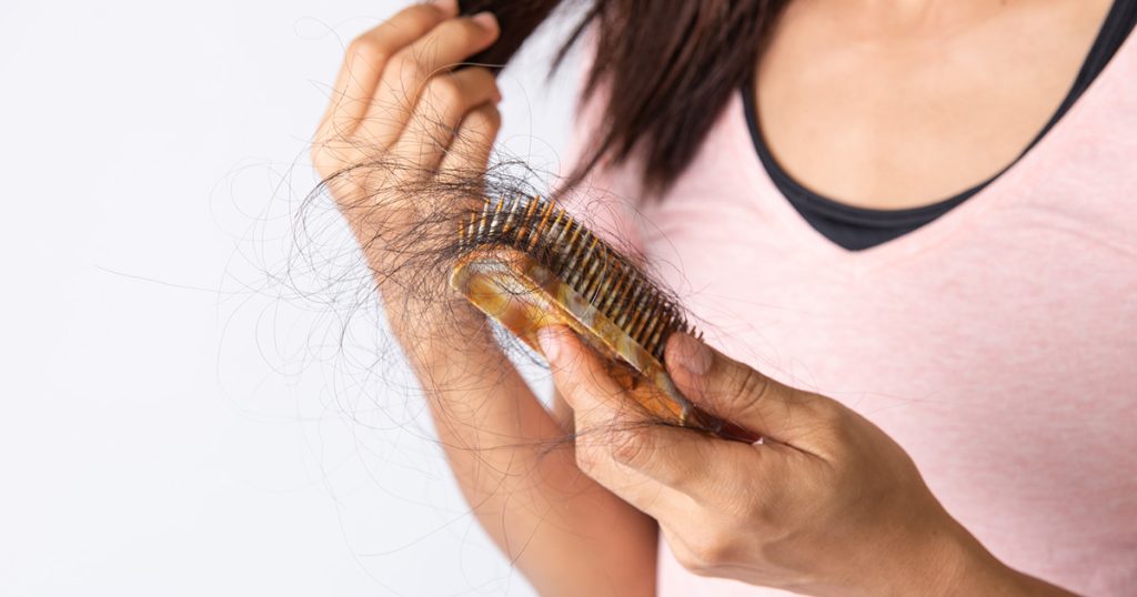 Foglie di alloro e muele per fermare la caduta dei capelli e rinforzarli: ricetta e modalità d’uso