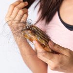 Foglie di alloro e muele per fermare la caduta dei capelli e rinforzarli: ricetta e modalità d’uso