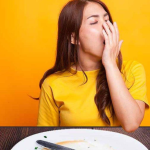 Che cos’è la sonnolenza postprandiale? Perché ci sentiamo assonnati dopo aver mangiato?