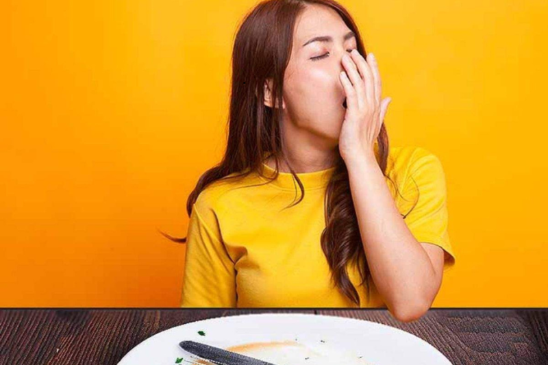 Che cos’è la sonnolenza postprandiale? Perché ci sentiamo assonnati dopo aver mangiato?