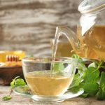 Quando si beve il tè di melissa si verifica un miracolo nell’ipotalamo: la migliore pianta per ansia, depressione, stress
