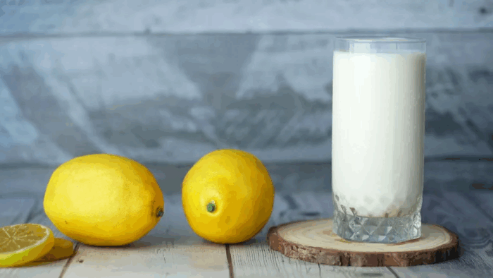 Perché NON è bene combinare il latte con gli agrumi