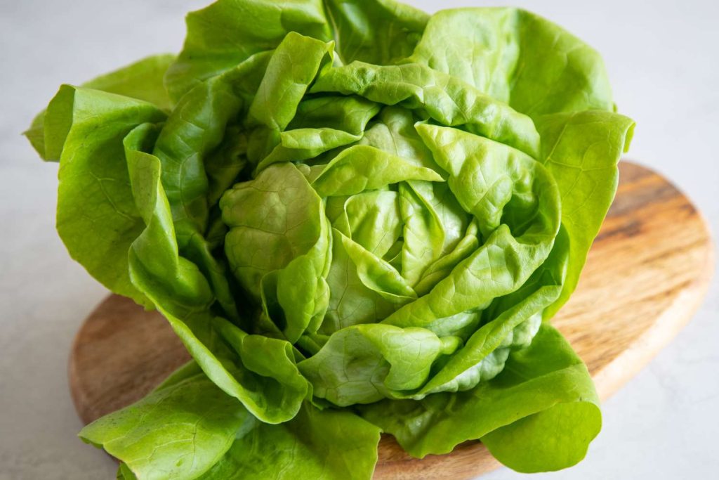 Insalata verde per indurre il sonno, controllare l’ansia, proteggere i neuroni, ridurre l’infiammazione e molto altro