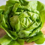 Insalata verde per indurre il sonno, controllare l’ansia, proteggere i neuroni, ridurre l’infiammazione e molto altro