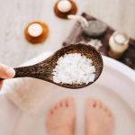 Pediluvio con sale e bicarbonato: effetti rapidi sulla circolazione, infiammazione e disintossicazione