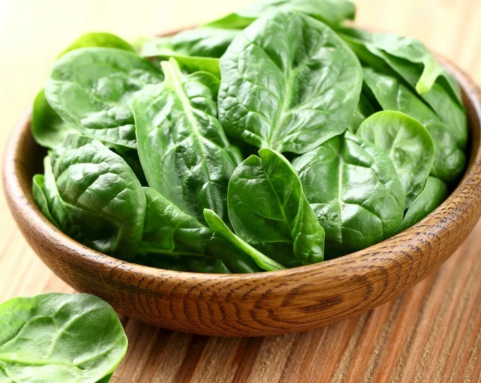 Superfood verde: 7 beneficii uimitoare ale spanacului (Nutriționista Anca Alungulesei ne spune cum îl putem consuma)