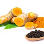 Tè di curcuma e pepe nero per ridurre l’infiammazione, stimolare la digestione e non solo: ricetta e consumo