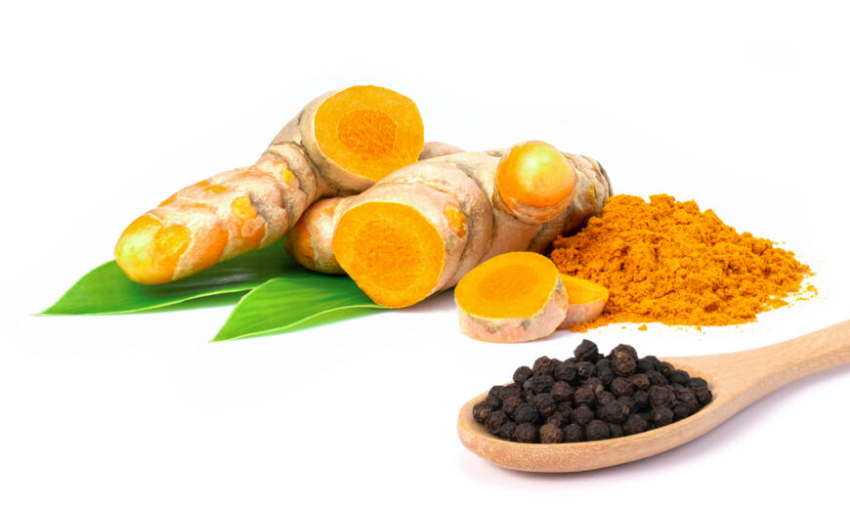 Tè di curcuma e pepe nero per ridurre l’infiammazione, stimolare la digestione e non solo: ricetta e consumo