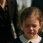 Dopo la sepoltura di suo padre, una bambina viene lasciata per strada