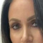 Ana irrompe in cucina, dove suo marito sfogliava pigramente il flusso del telefono, seduto al tavolo con il caffè freddo