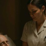 Mio marito era in ospedale. Mia figlia mi ha spinta in un armadio