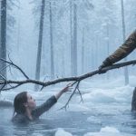 Il guardaboschi sentì dei rumori vicino al fiume e si affrettò verso di essi. Ciò che vide non gli lasciò tempo per pensare.