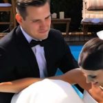 Durante il matrimonio, mio marito mi ha spinto nella PISCINA con acqua fredda