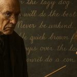 —Stai liniștit, analfabetule! —strigă profesorul Emiliano, lovind podeaua cu bastonul.