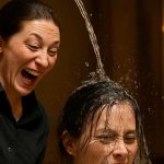 UNA CAMERIERA HA GETTATO ACQUA ALLA MOGLIE DI UN MAFIOSO SENZA SAPERLO