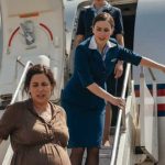 Una donna incinta senza fissa dimora è stata espulsa da un aereo