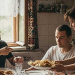 Prepara la tavola più in fretta, che moriamo di fame dopo il viaggio