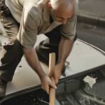 Un uomo stava sul tetto di un’auto
