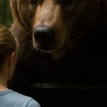 La mamma orsa stava vicino al cassonetto e colpiva il coperchio con le sue pesanti zampe