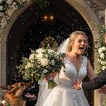 Durante il matrimonio, il cane ha morso la sposa alla mano inaspettatamente