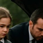 Una bambina povera aiuta un milionario a riparare la sua Mustang quando lui vede l’anello sul suo dito.