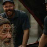 “Posso ripararlo in cambio di cibo?” — risero, senza immaginare che fosse una leggenda dell’automobilismo.