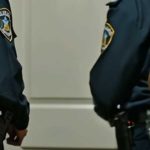 LA POLIZIA È CORSO VERSO UNA CASA DOPO CHE UN BAMBINO DI 6 ANNI HA CHIAMATO IL 112