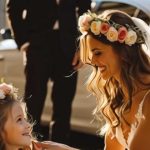 Durante il matrimonio, una bambina è venuta con un mazzo di margherite e ha chiesto una moneta