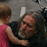 La bambina vestita con un abito da principessa si è rifiutata di lasciare il motociclista ferito