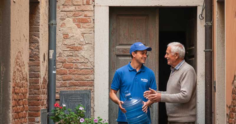 Un uomo di 75 anni ordina ogni giorno 14 bottiglie di acqua minerale