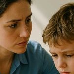 Il bambino piange di dolore. “Non posso sedermi, SIGNORA”