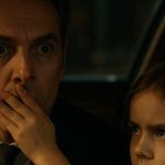 Il miliardario CEO sale dalla sua auto e sente una bambina di colore di 7 anni