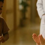 IL DOTTOR VEDE UN BAMBINO SENZA FISSA DIMORA CHE FA RIDERE SUA FIGLIA