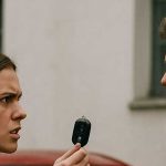 Come un marito senza un soldo in tasca e sua madre hanno cercato di prendere il regalo da una donna