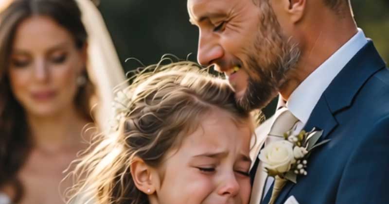 All’altare, mia figlia mi ha sussurrato: “Non lasciarmi con la nuova mamma…”