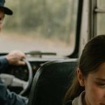 Il conducente dell’autobus scolastico nota una bambina che piange ogni mattina