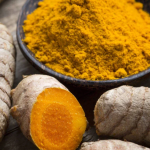 Curcuma o turmeric? C’è qualche differenza tra di loro? Cosa nasconde davvero la radice gialla: benefici, ricette, studi e controindicazioni