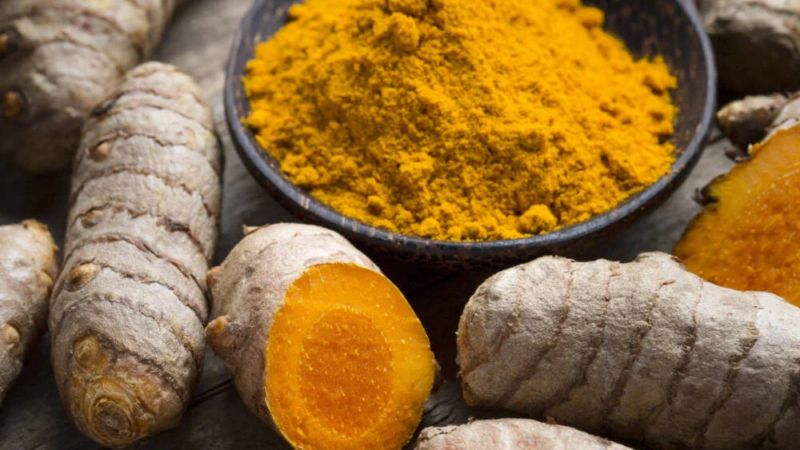 Curcuma o turmeric? C’è qualche differenza tra di loro? Cosa nasconde davvero la radice gialla: benefici, ricette, studi e controindicazioni
