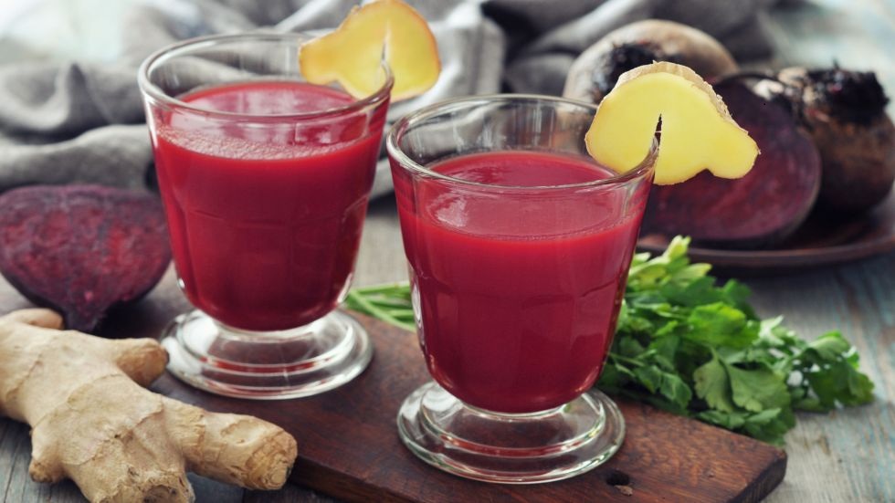 La combinazione di 4 ingredienti che riduce l’infiammazione e purifica il sangue: barbabietola, carota, mela e zenzero