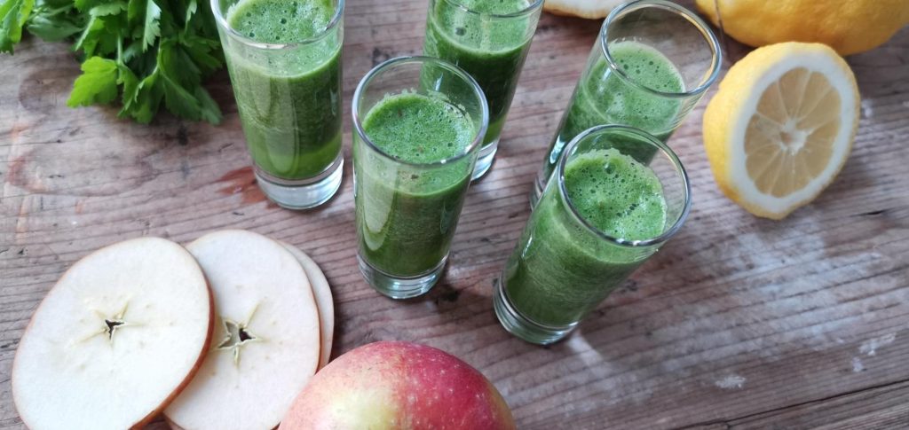L’elisir verde con mele, sedano e prezzemolo: Il succo che purifica il sangue, rigenera il fegato e illumina la pelle