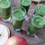 L’elisir verde con mele, sedano e prezzemolo: Il succo che purifica il sangue, rigenera il fegato e illumina la pelle