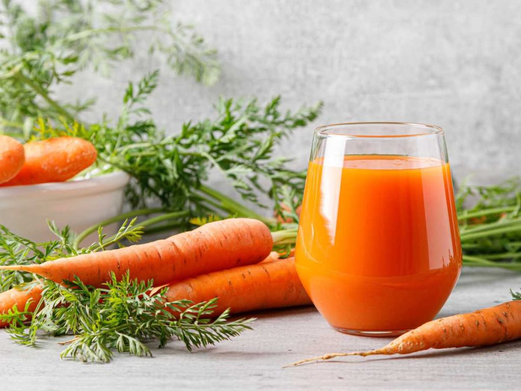 Succo di carote: una bevanda semplice, economica e straordinariamente salutare – benefici + ricetta per estrattore o frullatore