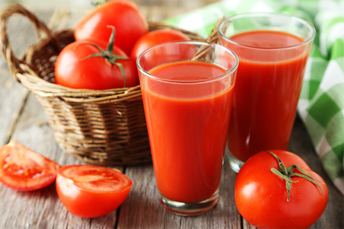 Il succo di pomodoro aiuta a perdere peso, riduce il colesterolo, previene il cancro, disintossica l’organismo + altri importanti benefici e ricetta