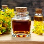L’olio di iperico: quanto è efficace per i dolori muscolari (ricetta e modalità d’uso)