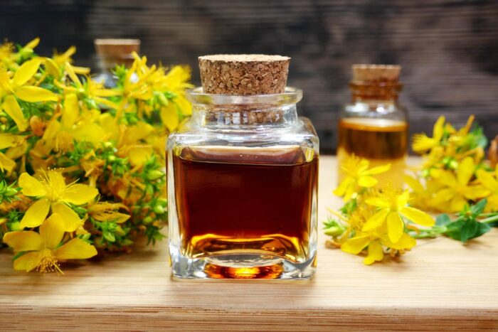 L’olio di iperico: quanto è efficace per i dolori muscolari (ricetta e modalità d’uso)
