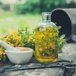 Olio di iperico, balsamo per la pelle irritata: ricetta e modalità d’uso