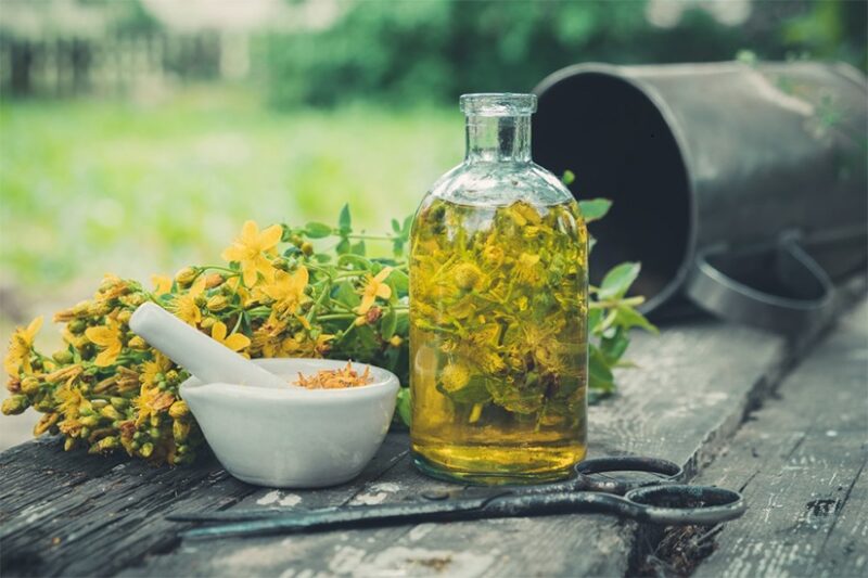 Olio di iperico, balsamo per la pelle irritata: ricetta e modalità d’uso