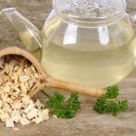 Tè di radice di prezzemolo: effetti sorprendenti sui reni (ricetta, consumo e controindicazioni)