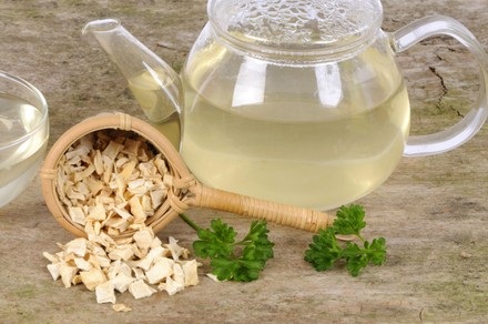 Tè di radice di prezzemolo: effetti sorprendenti sui reni (ricetta, consumo e controindicazioni)