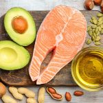 Top 11 benefici Omega-3 e come ottenerne di più nella tua dieta